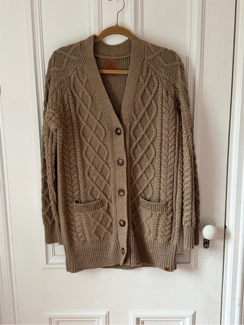 Women’s Canadiana Cable Knit Camel Button Front V neck Cardigan Size Medium